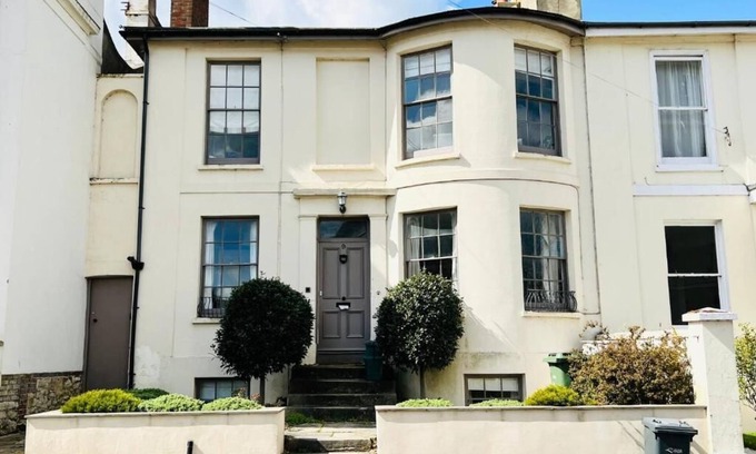 Ryde House | 3 bedroom, 2 bathroom, dog friendly house in Ryde, Isle of Wight