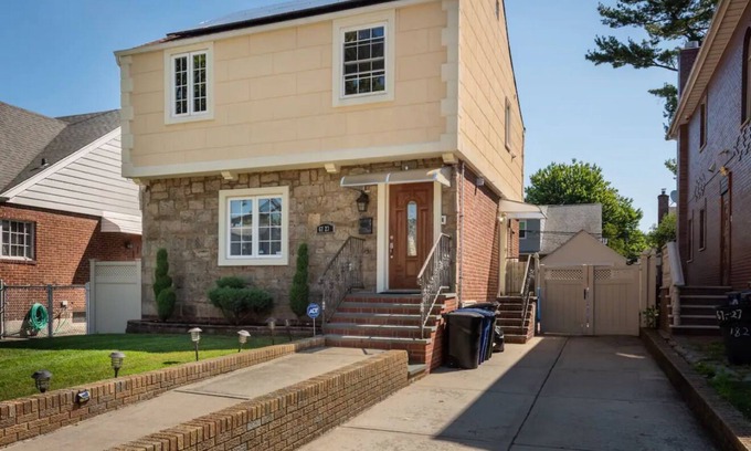 Queens House | 3-bedroom, 2 Bathroom house w/Backyard, BBQ, & Laundry