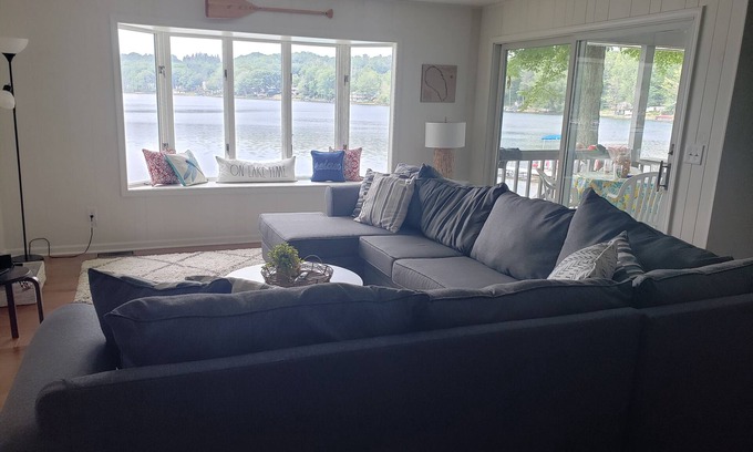 Hart House | 3 bedroom, 2 bathroom lake house private waterfront, hot tub and close to dunes