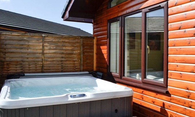 Fintry House | 3 bedroom 2 bathroom Spey lodge with hottub and excellent views