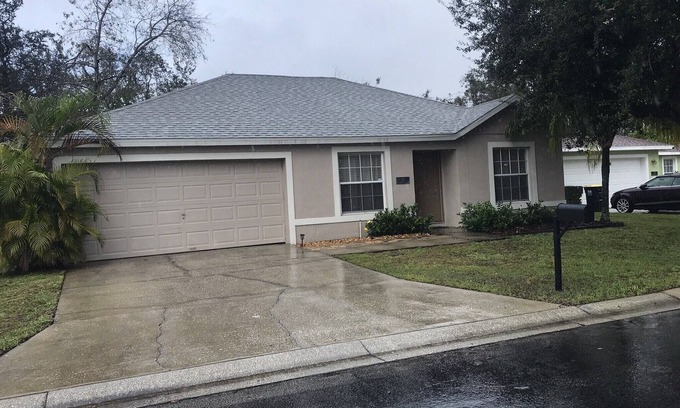 Thousand Oaks House | 3 Bedroom/2 Bathroom Home with Enclosed Porch (Sleeps 5-6)
