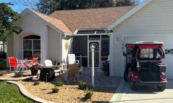 Lady Lake House | 3 Bedroom 2 Bathroom sleeps 6 and includes golf cart - close to town squares