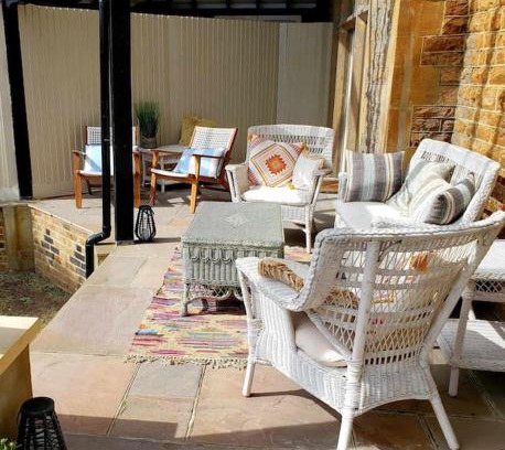 Reigate Apartment | 3 bedroom 3 bathroom ground floor condo with veranda