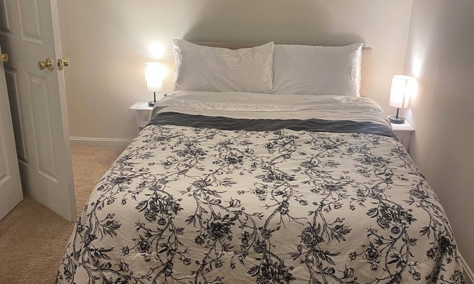 Calverton Villa | 3-bedroom, 4 beds in pleasant Silver Spring with Free parking,Bus Stop next door