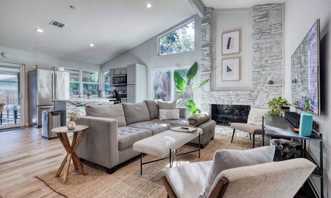 Franklin Park House | 3 Bedroom, 5 Beds, Pet-Friendly South Austin Large Backyard