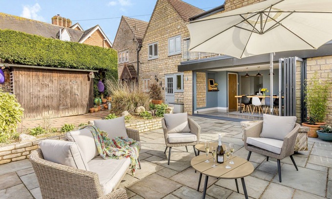 Aston-le-Walls Cabin | 3 bedroom accommodation in Ufton, near Leamington Spa