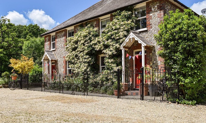 Lacey Green Cottage | 3 bedroom accommodation in Naphill, near High Wycombe