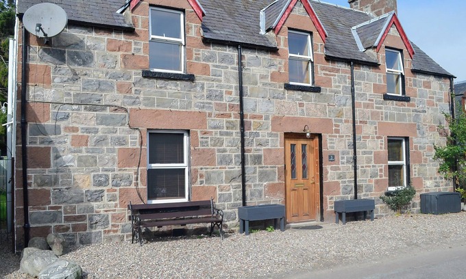 Lewiston Cottage | 3 bedroom accommodation in Drumnadrochit, near Inverness