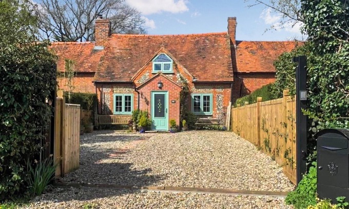 Reading Cottage | 3 bedroom accommodation in Chalkhouse Green, near Reading