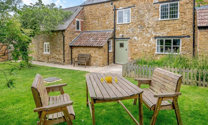 Dursley Cottage | 3 bedroom accommodation in Breadstone, Vale of Berkeley