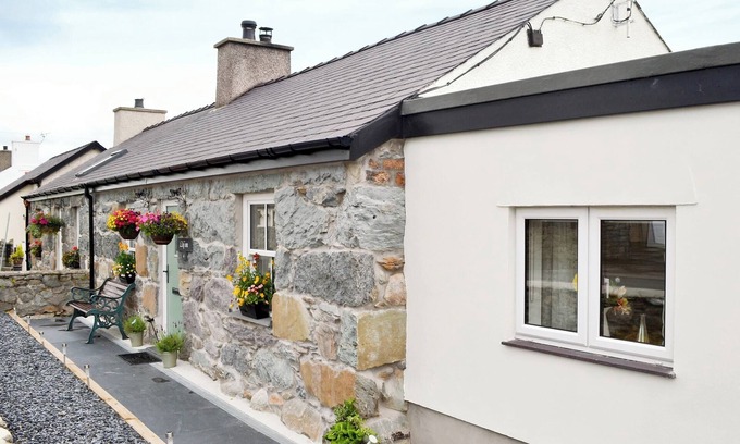 Dinas Cottage | 3 bedroom accommodation in Bethesda Bach, near Caernarfon