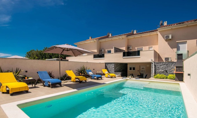 Brzac House | 3 bedroom accommodation in Brzac