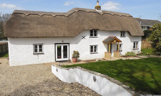New Forest District Cottage | 3 bedroom accommodation in Bransgore, near Christchurch