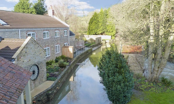 Frome Cottage | 3 bedroom accommodation in Spring Gardens, Frome