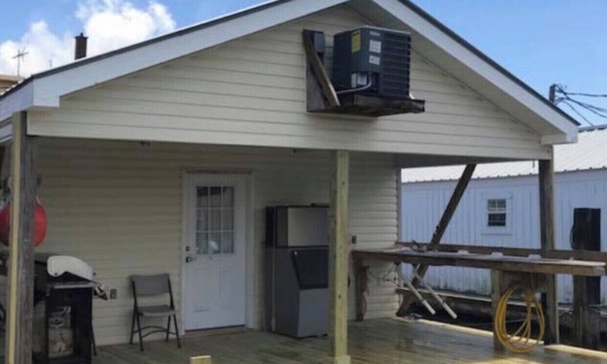 Venice Boat Rental | 3 Bedroom, All the amenities you need. Perfect location in Venice Marina!