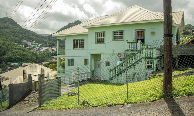 Kingstown Apartment | 3-bedroom apartment in charming Clare Valley with AC, WiFi