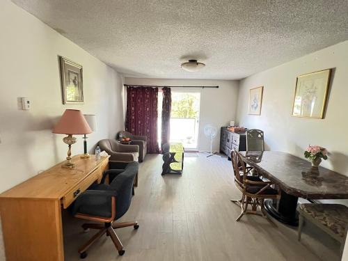 Mill Lake Apartment | 3 Bedroom Apartment - 5 Beds