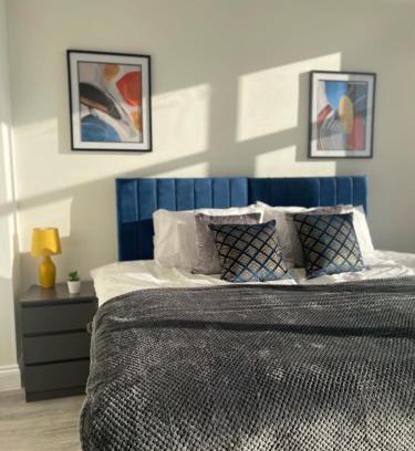 Flitwick Apartment | 3 Bedroom Apartment - Flitwick - Contractor Friendly - Tourist Ready - Full Kitchen - WiFi - Smart TV - Sofa Bed - FREE Parking - Ideal for Short or Long Stays