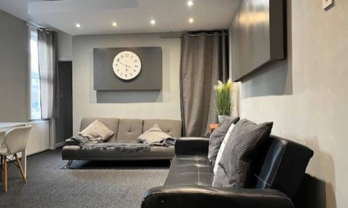 Forest Fields Apartment | 3 Bedroom Apartment Close to City Centre