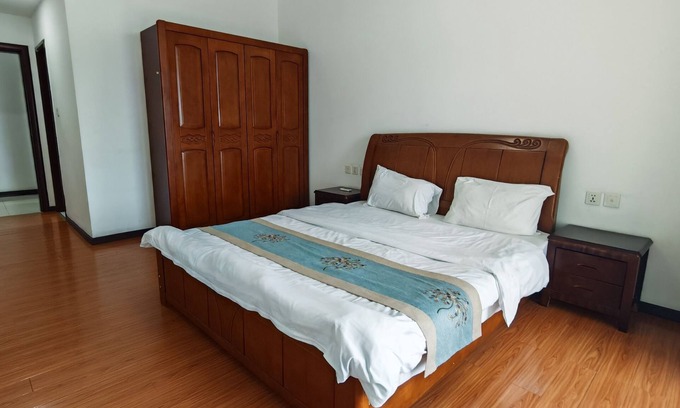 North Ridge Apartment | 3-bedroom Apartment in Osu, Accra with AC, WiFi, Gym, Pool