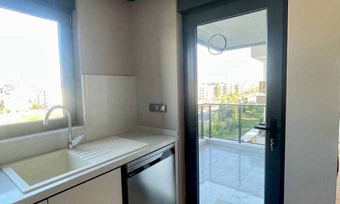 Konyaalti Apartment | 3-bedroom Apartment in enchanting Antalya with AC, WiFi