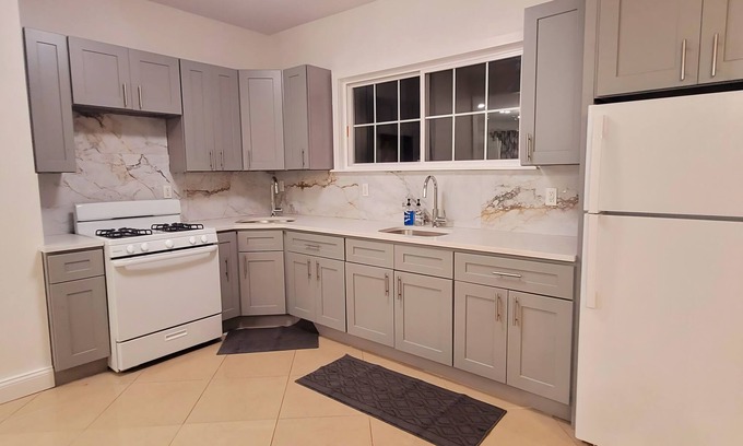 Ditmas Park Apartment | 3-bedroom apartment in charming Brooklyn with AC, WiFi. Enjoy your stay