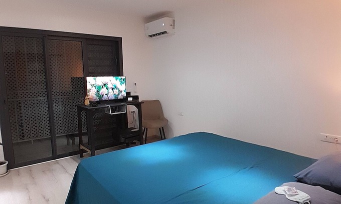 Tahiti Apartment | 3-bedroom apartment sleeps 9, 2-minute walk from ferry dock