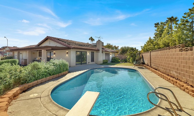 Chinatown House | 3-bedroom Artist Oasis in the HeART of Las Vegas