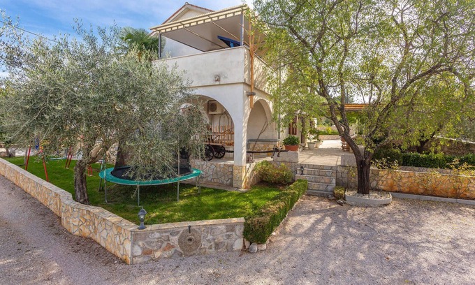 Milcetici Apartment | 3 bedroom awesome apartment in Malinska