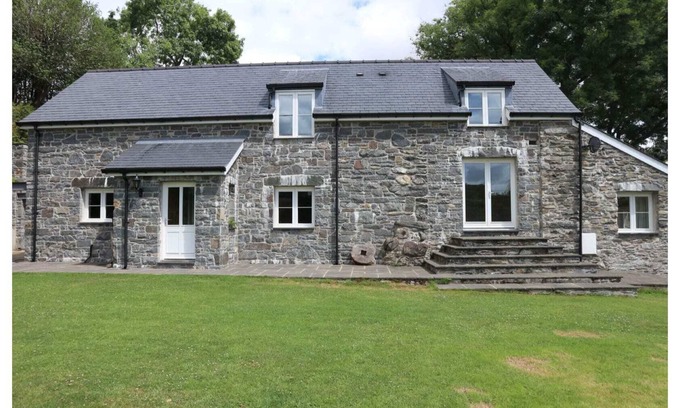 Betws Gwerfil Goch House | 3 bedroom Barn Conversion- Garden View -Ty Cerrig Barn