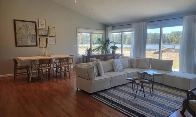 Onemo Villa | 3 Bedroom Bay Home with Private Dock & all the Amenities