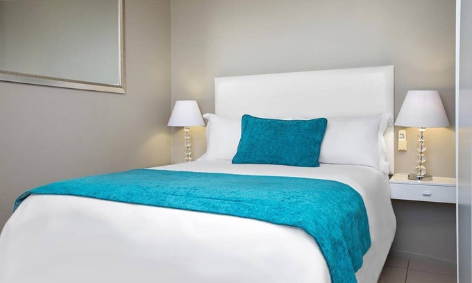 Cape Town Apartment | 3-bedroom beach front apartment in Cape Town with Sea View and Robben Island