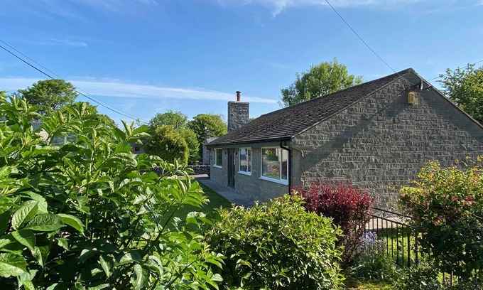 Monyash House | 3 Bedroom, Bright and Airy Bungalow in Monyash Village sleeps 6