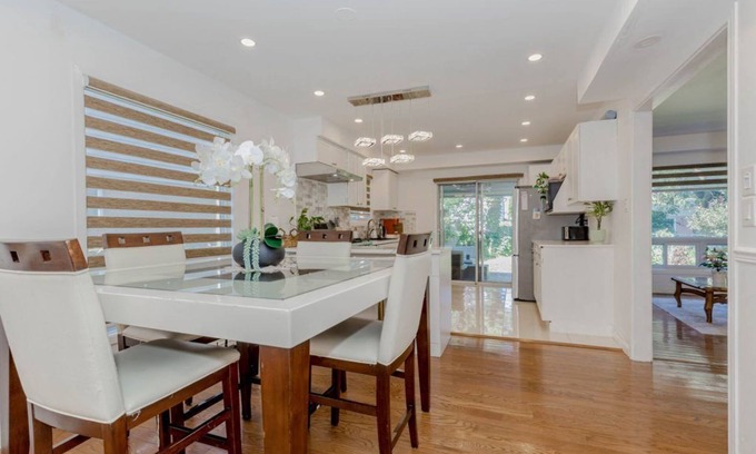 Mississauga House | 3-bedroom Bright & Beautiful house near downtown Mississauga