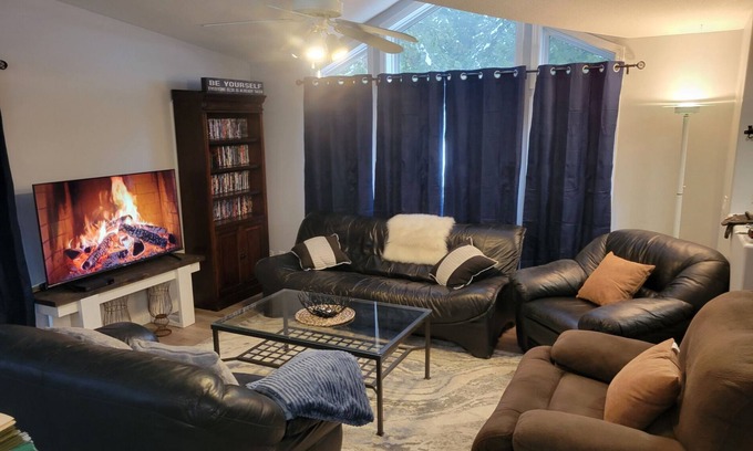 Revelstoke House | 3-bedroom bungalow in brilliant 3 Valley Gap with AC