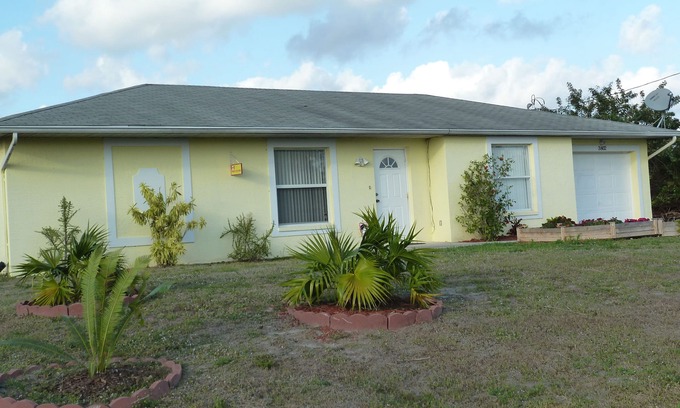 Harris House | 3 bedroom bungalow with huge lanai and fenced in yard on quiet cul-de-sac