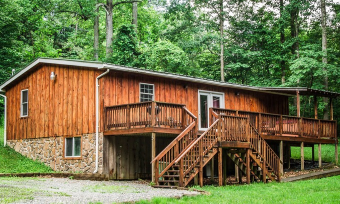 Summerlee Cabin | 3 bedroom cabin close to NR Gorge , hot tub at the best area prices