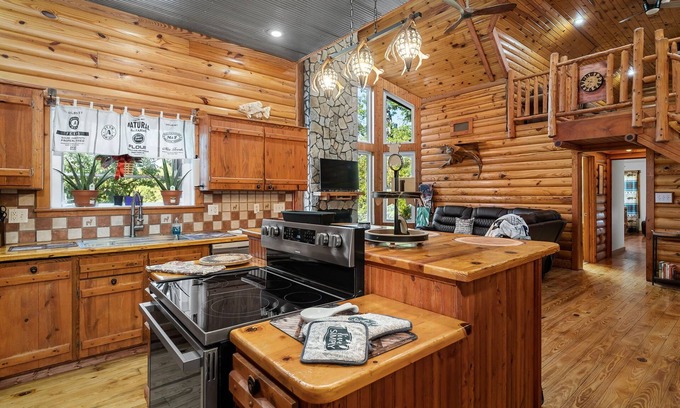 Richwoods Cabin | 3-bedroom cabin in Lonedell, Missouri. Overlooking the lake