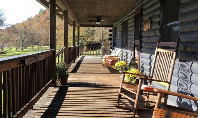Old Town Cabin | 3 Bedroom Cabin on the New River