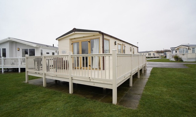 Hunstanton Ski Chalet | 3 bedroom Caravan at Manor Park Hunstanton