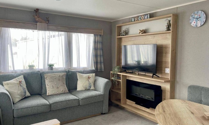 Ampney Crucis Cabin | 3 Bedroom Caravan - Parking, Wifi, Pool Access
