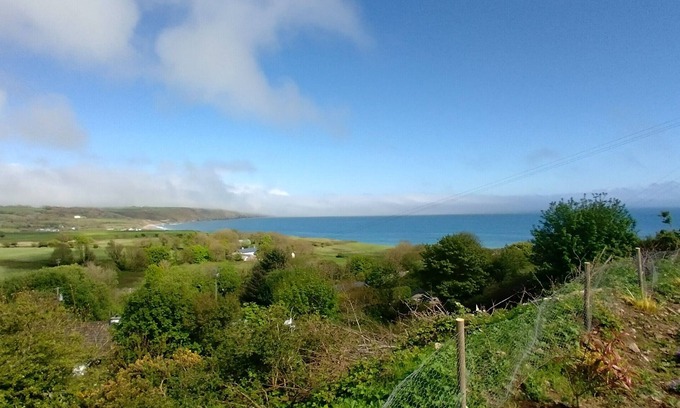 Curragh Ski Chalet | 3-bedroom chalet with exquisite sea views in charming Ardmore with WiFi