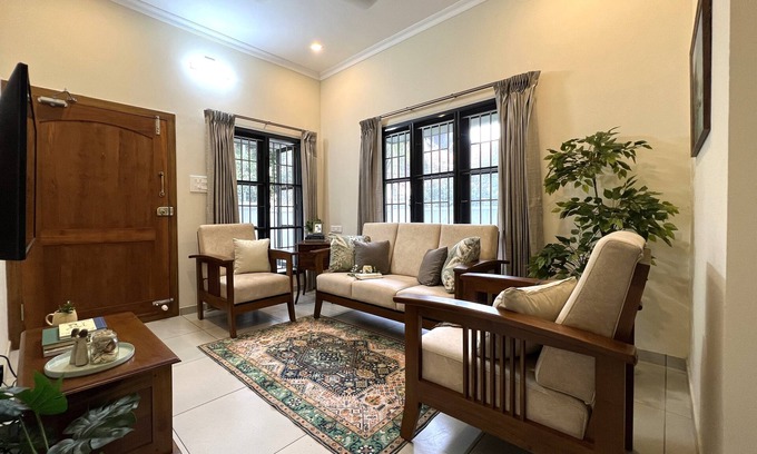Kazhuthumuttu House | 3-Bedroom Colonial style house near historic Fort Kochi with WiFi, AC