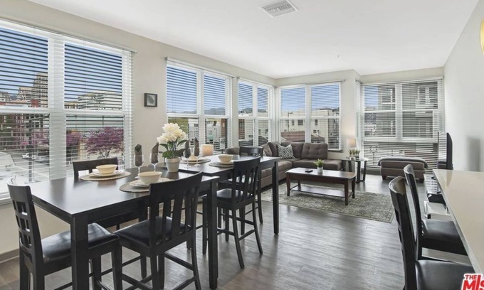 Downtown Condo | 3 Bedroom Condo 74536 by Houzlet