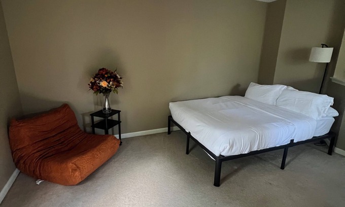 Lake Arbor Condo | 3-bedroom condo in charming Bowie with AC