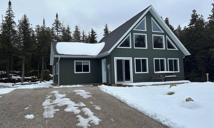 Tobermory House | 3 Bedroom Cottage- 51 Corey Cres