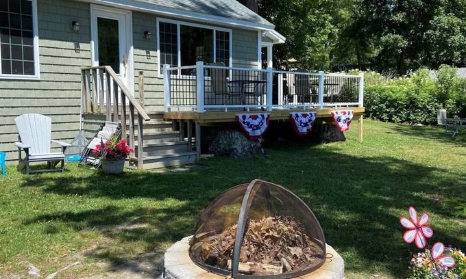 Poultney Cottage | 3 bedroom Cottage at Waters Edge with Spectacular view of water and mountains