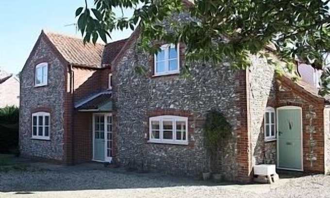 Fakenham Cottage | 3 bedroom Cottage in South Creake, Near Burnham Market, Sleeps 6, local pub