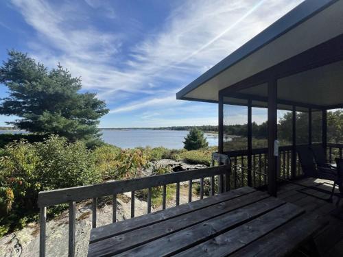 Carling House | 3-bedroom Cottage in Georgian Bay - Rockwood #10