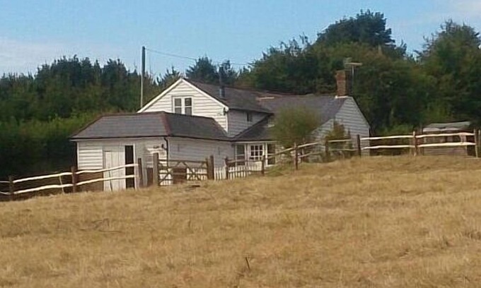 Heathfield Cottage | 3 bedroom cottage. Lovely walks. Cozy woodburning fire